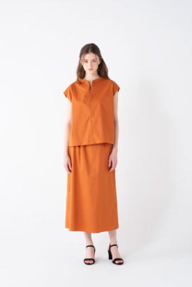 Keyhole neck blouse / Semi-tight skirt